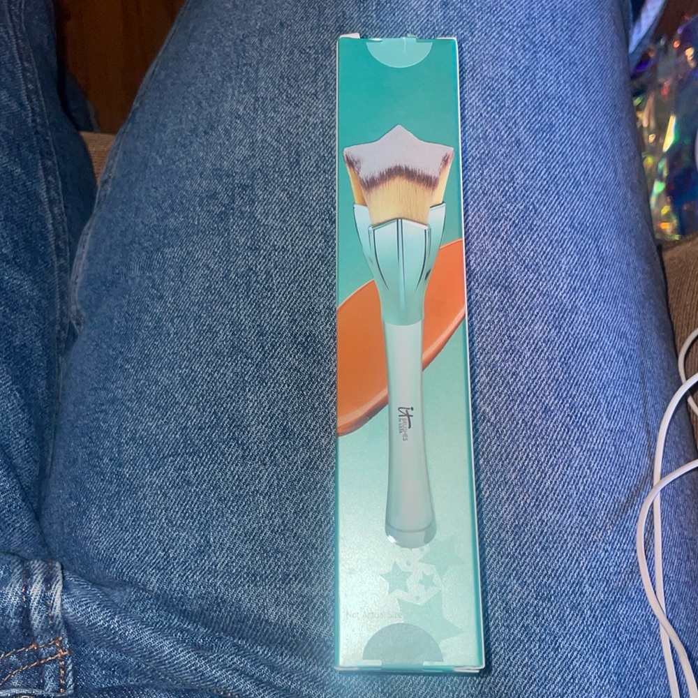IT Cosmetics Limited Edition Super Star Foundation Brush bundle - Picture 8 of 17